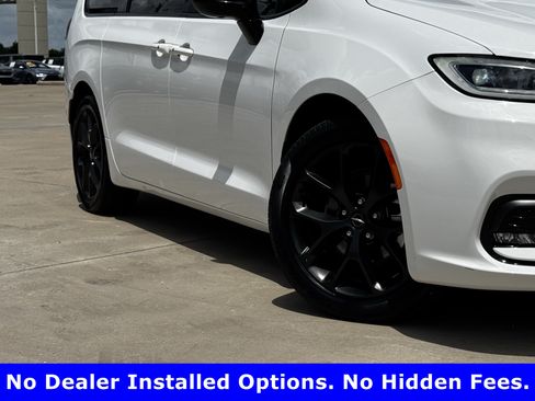 Used 2025 Chrysler Pacifica Limited FWD image 12
