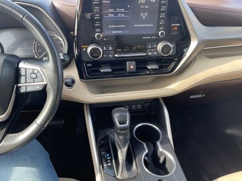 Used 2022 Toyota Highlander XLE image 17