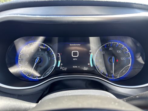 Used 2025 Chrysler Pacifica Limited FWD image 11