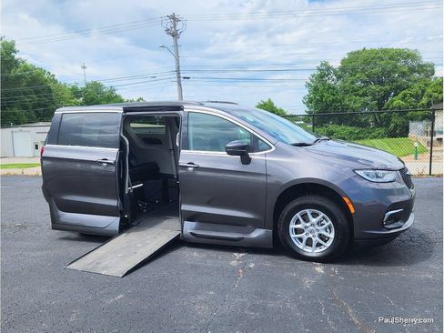 Used 2022 Chrysler Pacifica Touring-L FWD image 9