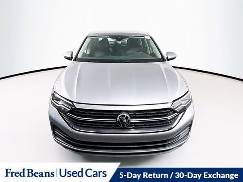 Used 2024 Volkswagen Jetta SE FWD image 2