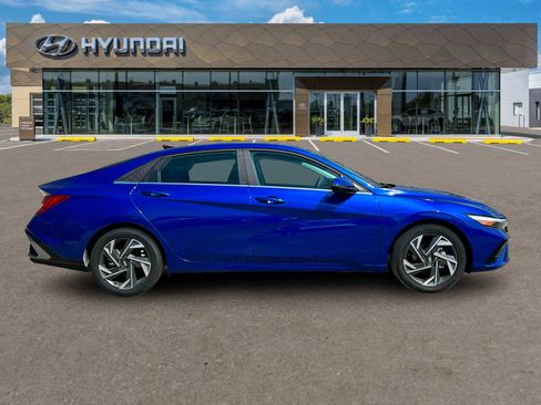 Certified 2025 Hyundai Elantra Limited FWD image 9