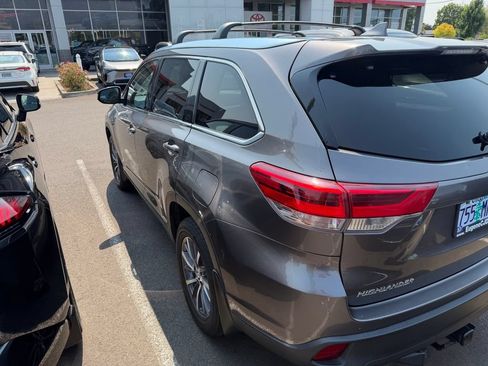 Used 2017 Toyota Highlander XLE AWD/4WD image 4