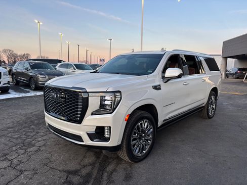 Used 2023 GMC Yukon XL Denali Ultimate image 3