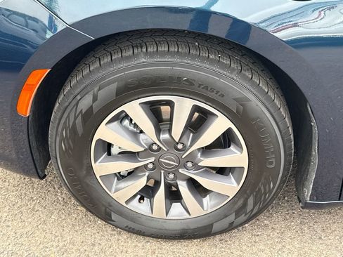 Certified 2023 Chrysler Pacifica Touring-L FWD image 7