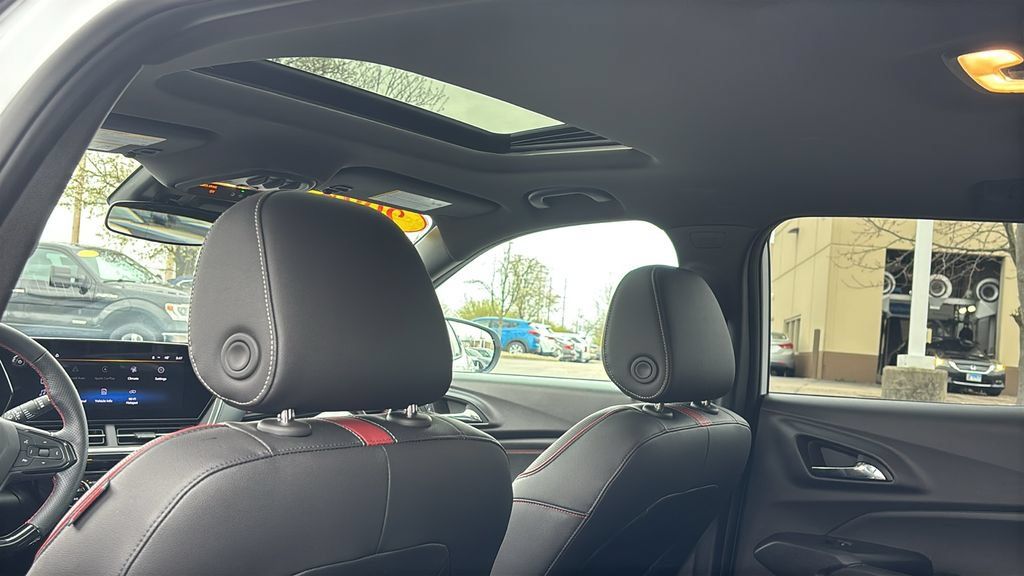 Used 2025 Chevrolet Trax RS w/ Sunroof Package FWD image 32