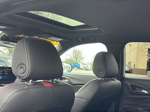 Used 2025 Chevrolet Trax RS w/ Sunroof Package FWD image 32