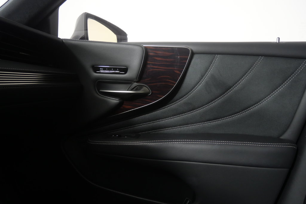 Used 2021 Lexus LS 500 w/ Interior Upgrade Package RWD image 33