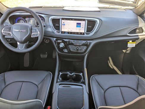 New 2026 Chrysler Pacifica Limited w/ Trailer Tow Group image 14