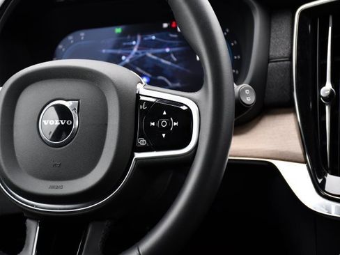 Certified 2025 Volvo XC90 B6 Plus image 21