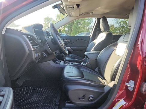 Used 2019 Jeep Cherokee Latitude Plus w/ Cold Weather Group AWD/4WD image 13