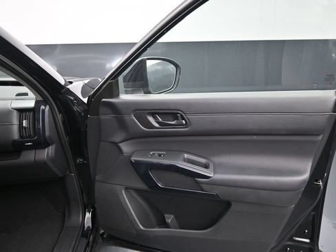 Used 2025 Nissan Pathfinder SV FWD image 12