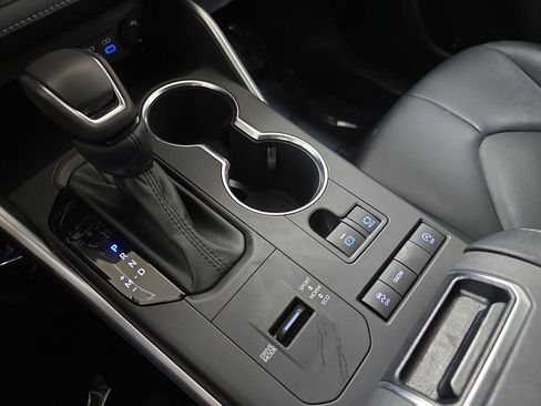 Used 2022 Toyota Highlander XLE image 24