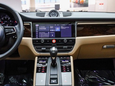 Certified 2025 Porsche Macan image 15