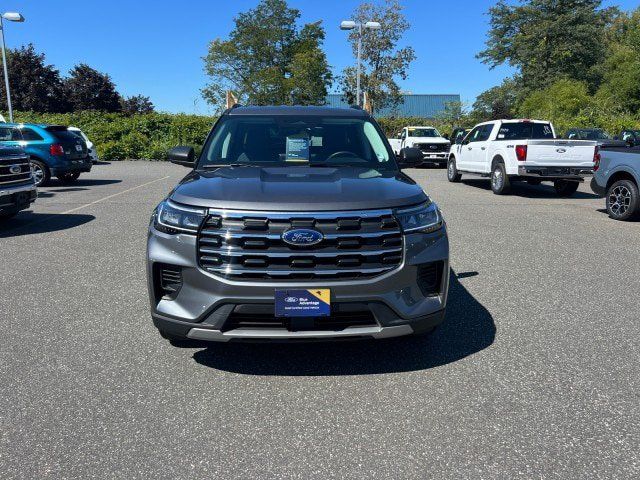 Used 2025 Ford Explorer Active AWD/4WD image 2