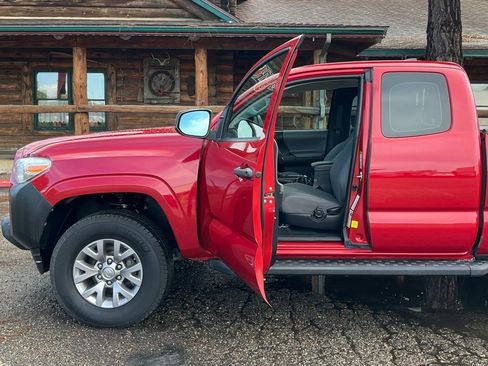 Used 2016 Toyota Tacoma SR5 image 33