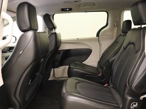 Used 2024 Chrysler Pacifica Touring-L FWD image 16