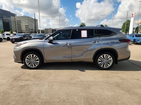 Certified 2025 Toyota Highlander Platinum AWD/4WD image 4
