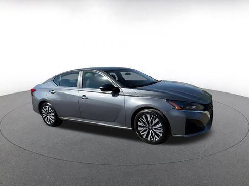 Used 2025 Nissan Altima 2.5 SV image 2