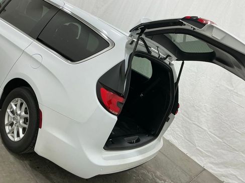Used 2025 Chrysler Pacifica Select image 20