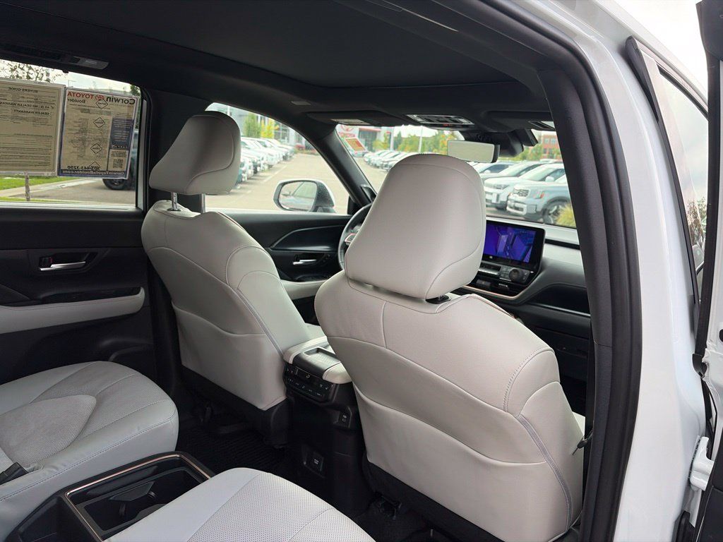 Used 2024 Toyota Grand Highlander AWD Hybrid image 17