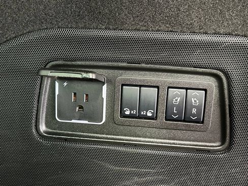 Used 2025 Cadillac Escalade ESV Sport AWD/4WD image 34