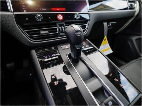 Certified 2025 Porsche Macan image 20