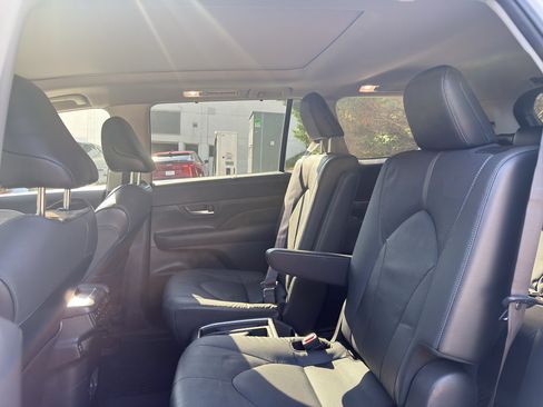 Used 2024 Toyota Grand Highlander AWD image 6