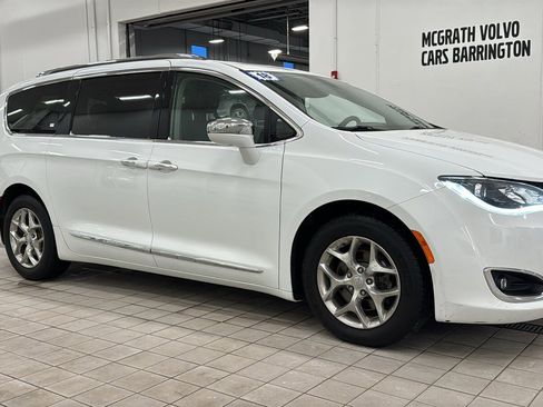 Used 2018 Chrysler Pacifica Limited image 3