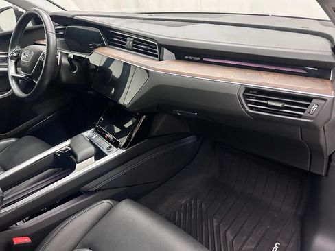 Used 2019 Audi e-tron Prestige w/ Prestige Package AWD/4WD image 18