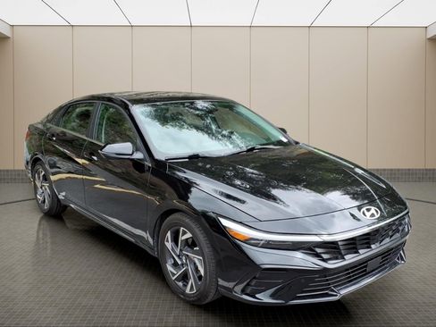 Certified 2024 Hyundai Elantra Limited FWD image 8