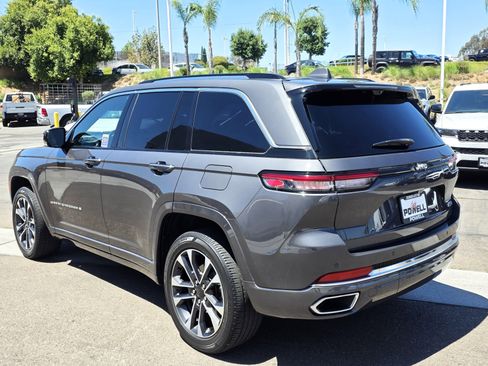 Certified 2022 Jeep Grand Cherokee Overland w/ Luxury Tech Group IV RWD image 3