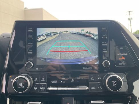 Used 2021 Toyota Highlander XLE AWD/4WD image 13