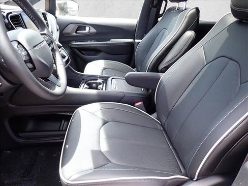 New 2027 Chrysler Pacifica Limited AWD/4WD image 14