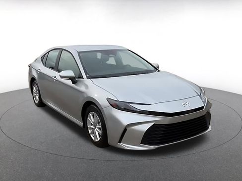 Used 2025 Toyota Camry LE image 3