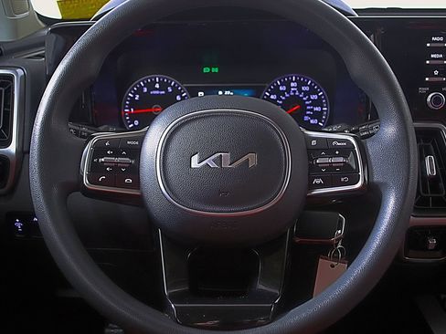 Used 2022 Kia Sorento LX image 23