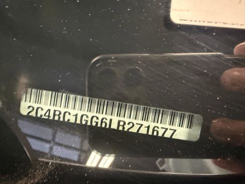 Used 2020 Chrysler Pacifica Limited image 29