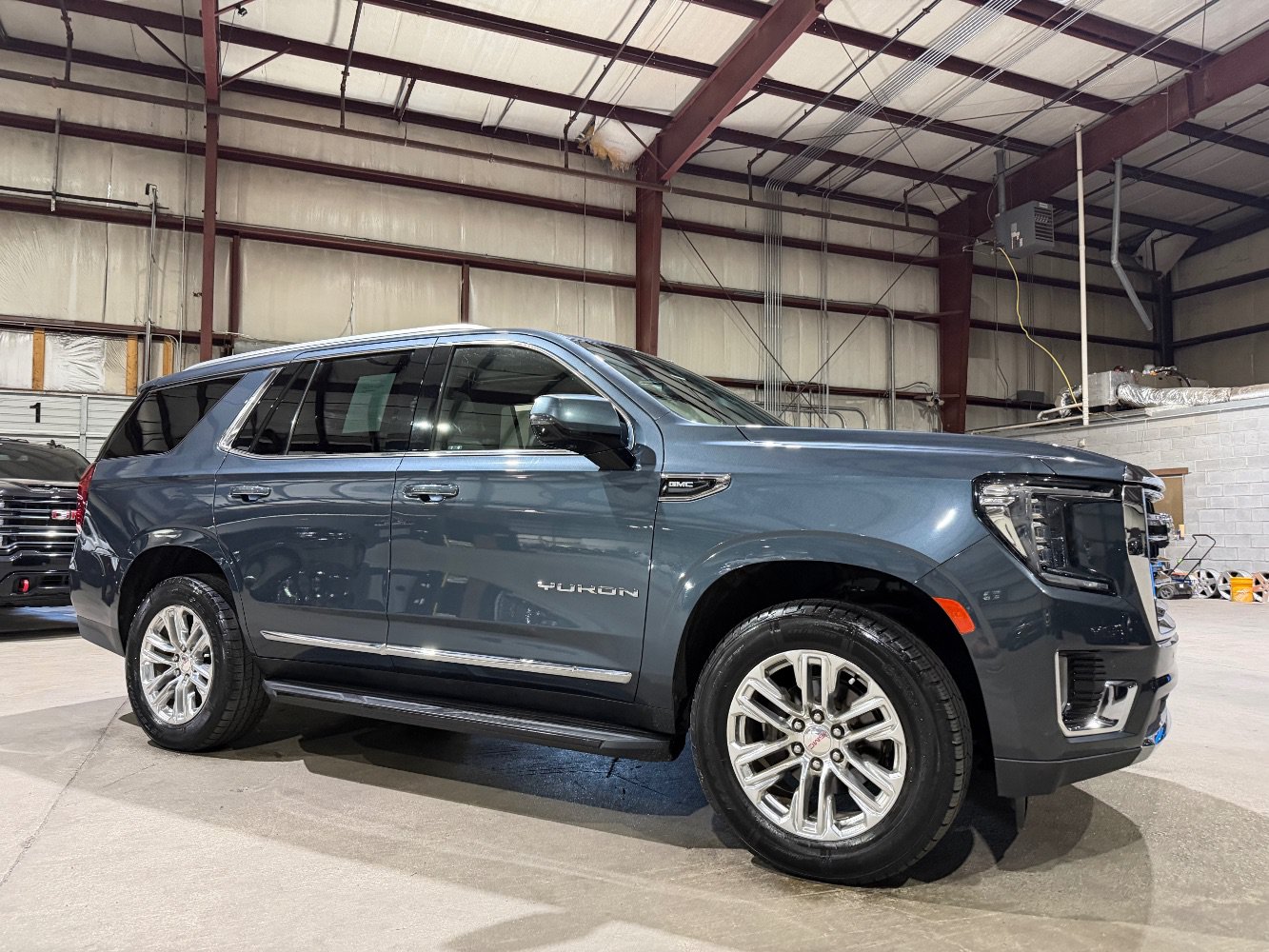 Used 2021 GMC Yukon SLT w/ SLT Luxury Plus Package RWD image 3