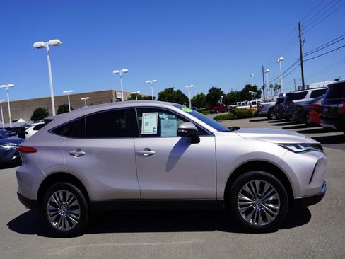 Used 2023 Toyota Venza XLE AWD/4WD image 4