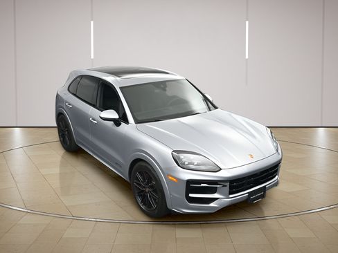 Certified 2025 Porsche Cayenne GTS AWD/4WD image 39