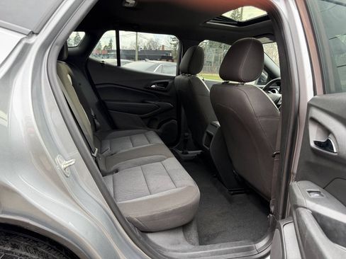 Used 2024 Chevrolet Trax RS w/ Sunroof Package FWD image 9