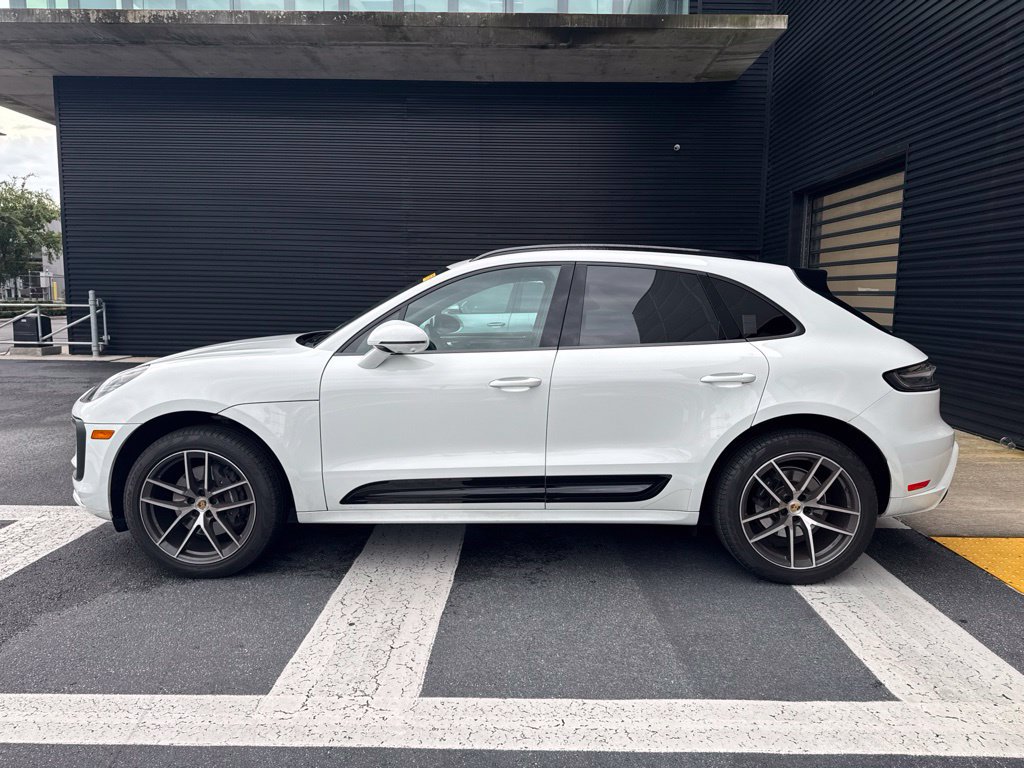 Certified 2024 Porsche Macan AWD/4WD image 2