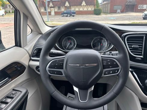 Used 2023 Chrysler Pacifica Limited FWD image 25