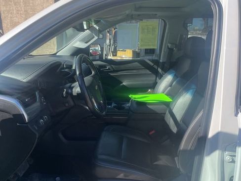 Used 2018 Chevrolet Tahoe LT w/ LT Signature Package image 3