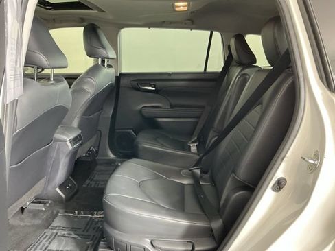 Used 2020 Toyota Highlander XLE AWD/4WD image 27