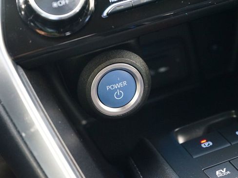 Used 2021 Toyota Venza LE image 19