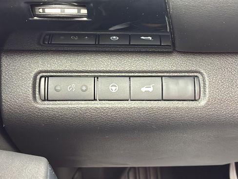 Used 2025 Nissan Pathfinder SV FWD image 31
