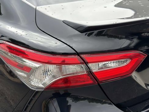 Used 2019 Toyota Camry SE FWD image 12
