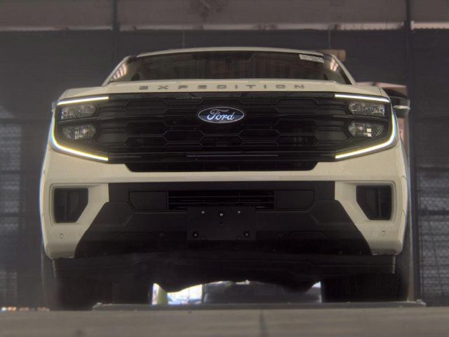 Used 2025 Ford Expedition Active AWD/4WD image 3