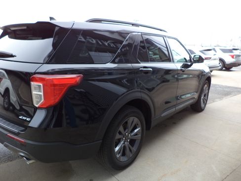 Used 2024 Ford Explorer XLT w/ Equipment Group 202A AWD/4WD image 6